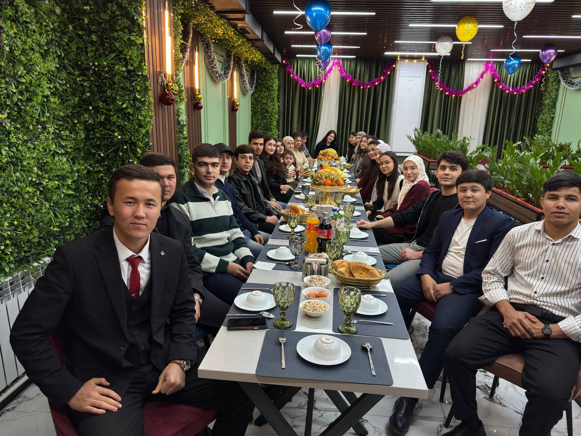 Avazbek Meliqoziyev hamkasblar va jamoa bilan